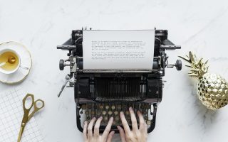Skriver med en skrivmaskin